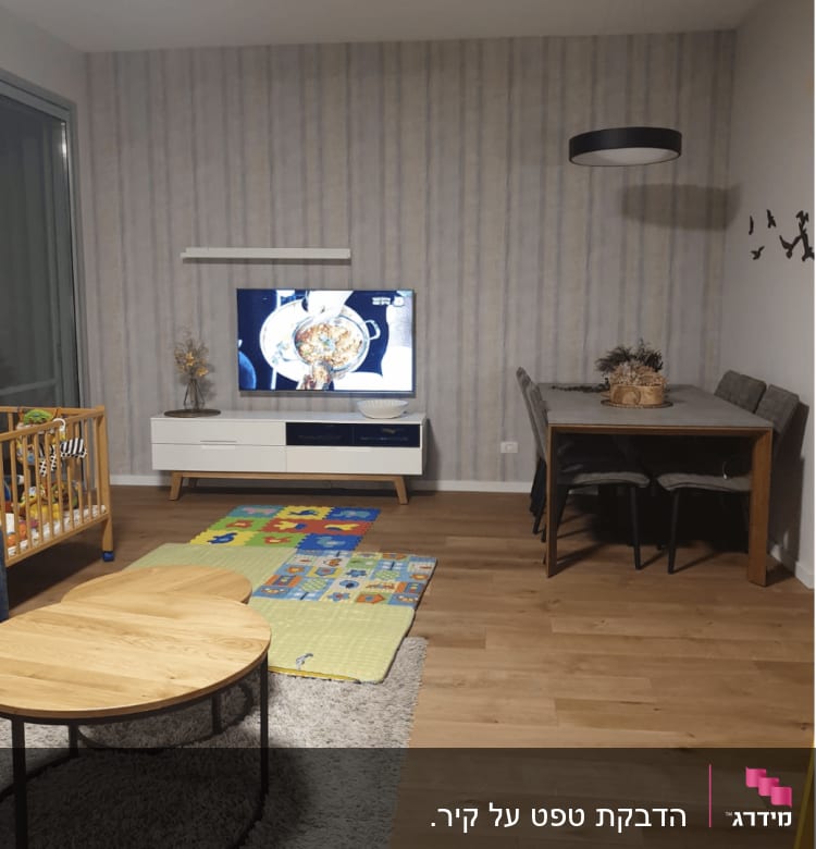 טפט פסים אנכיים בגוונים בהירים על הקיר